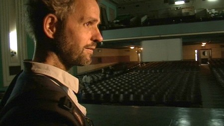 Schlingensief im Kinosaal in Maputo - sein Festspielhaus der Zukunft? 